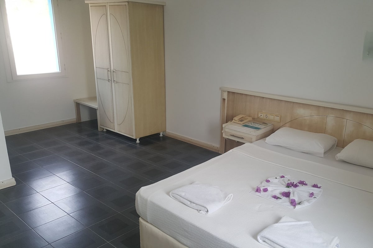 Standard Room | Desk, bed sheets