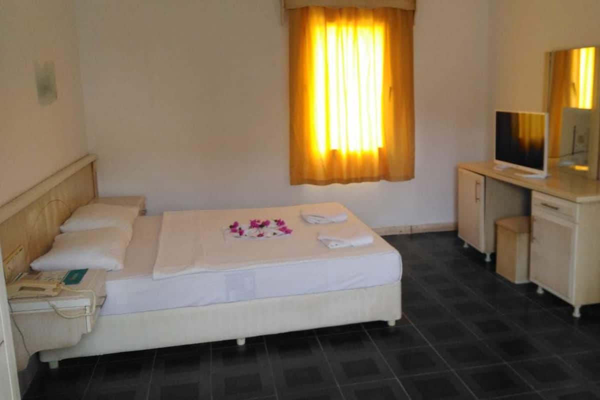 Family Suite | Desk, bed sheets