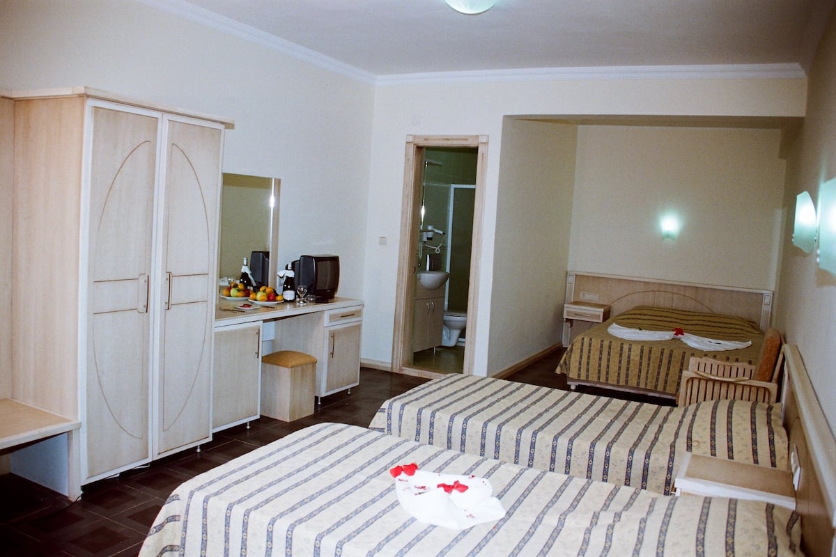 Family Room | Desk, bed sheets