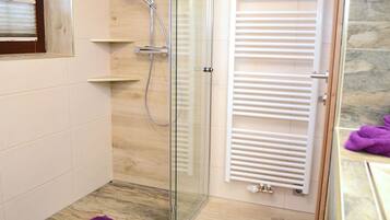 Chalet | Bathroom | Shower, hair dryer, slippers, towels