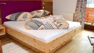 4 bedrooms, desk, soundproofing, iron/ironing board