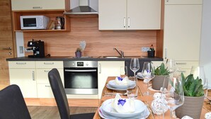 Una cucina moderna con zona pranzo apparecchiata per un pasto.
