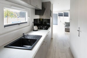 Cottage Deluks (4 people) | Dapur kecil pribadi | Lemari es, kompor, mesin pembuat kopi/teh, dan ketel listrik