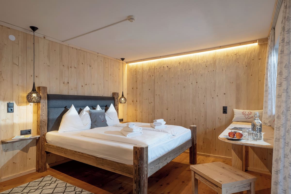 Ropa de cama hipoalergénica, decoración personalizada y wifi gratis