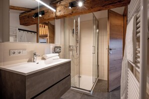 Familienstudio, Mehrere Betten | Badezimmer | Dusche, kostenlose Toilettenartikel, Haartrockner, Handtücher