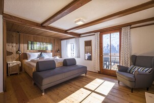 Habitación estándar doble, balcón, junto a la montaña | Ropa de cama hipoalergénica, wifi gratis, decoración individual