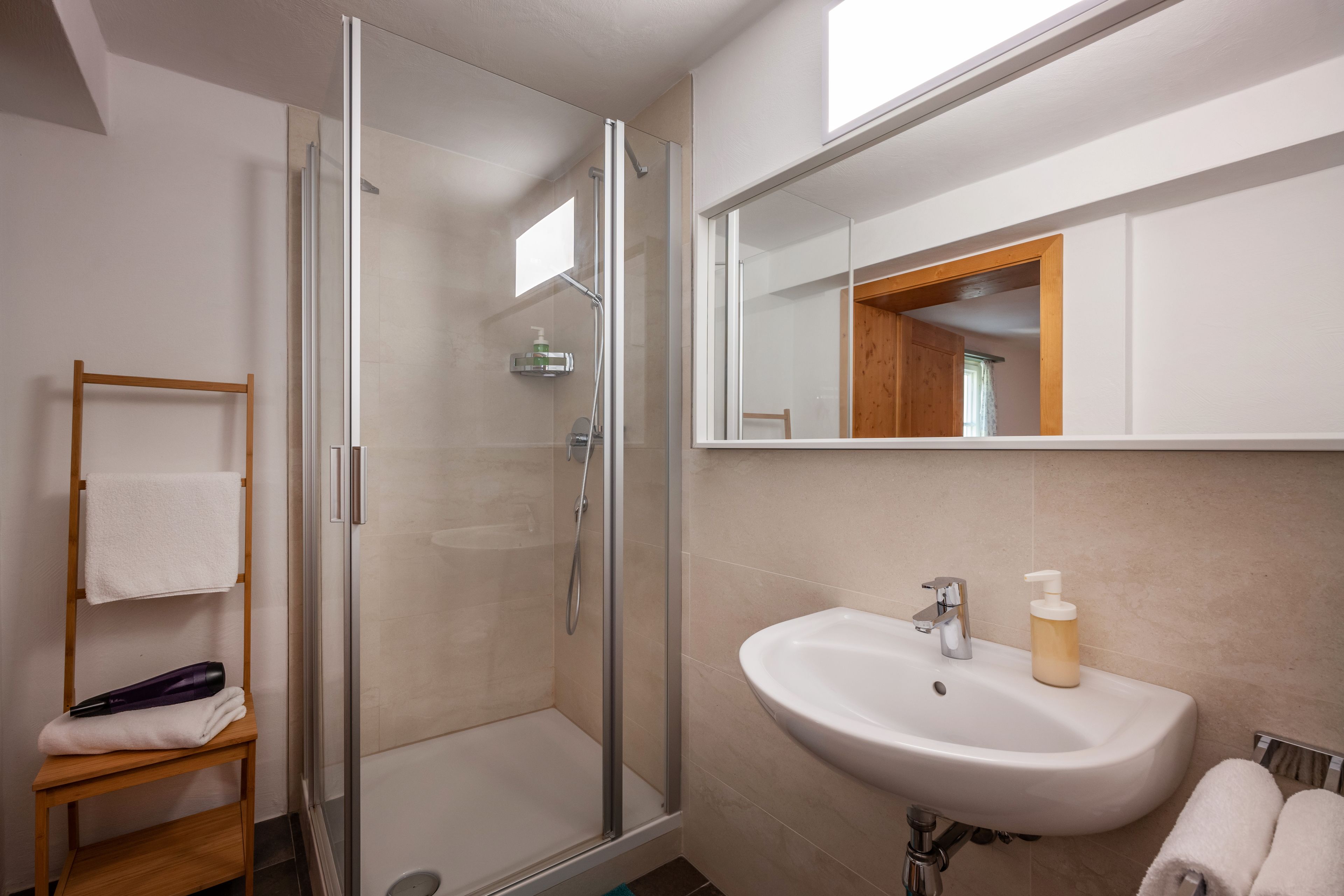 standard double room | bathroom | shower, free toiletries, hair dryer, towels