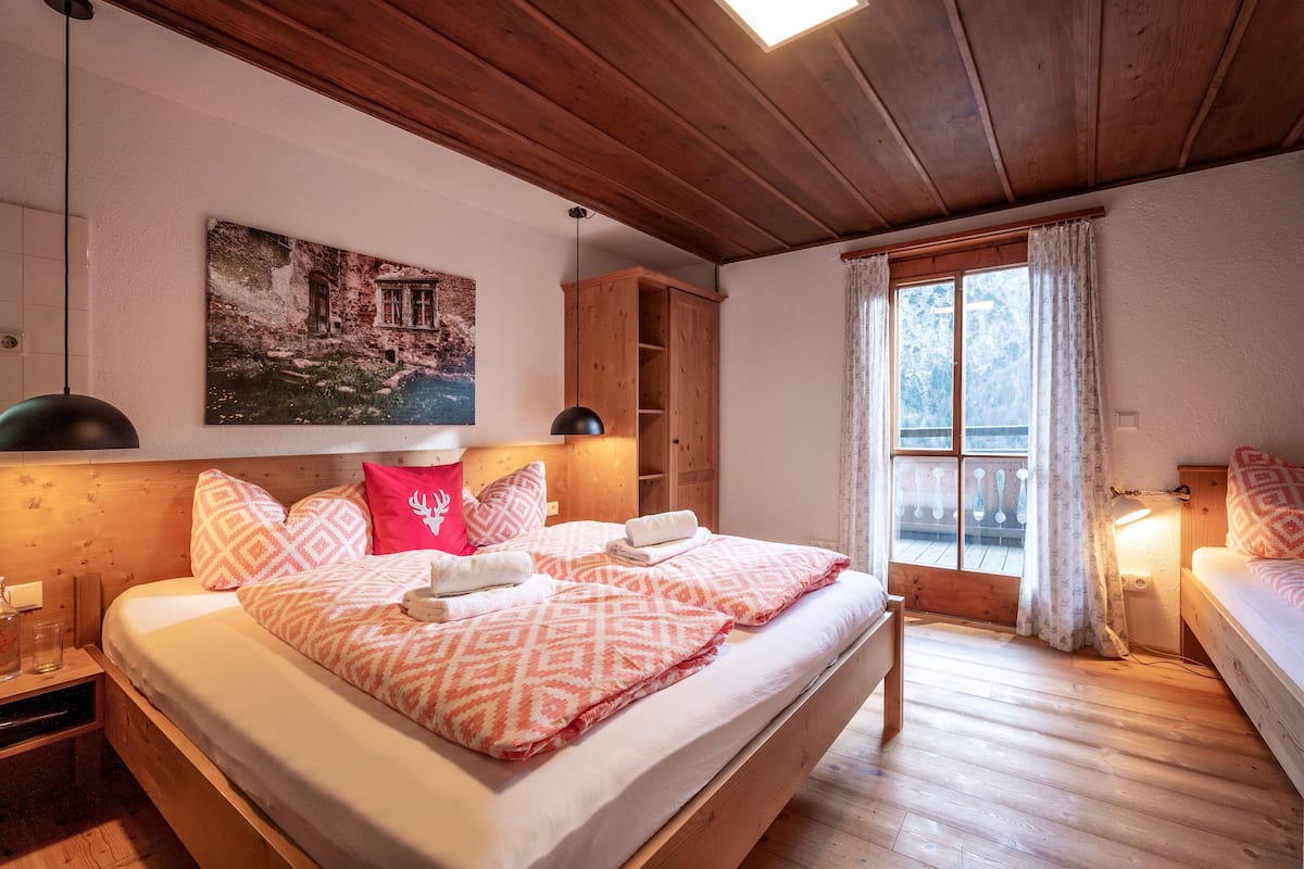 Habitación estándar doble, balcón, junto a la montaña | Ropa de cama hipoalergénica, wifi gratis, decoración individual