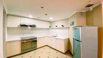 Apartamento, 2 quartos | Cozinha privada | Geladeira, micro-ondas, fogão, cooktop