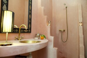 Shower, free toiletries, hair dryer, bathrobes - Riad Sorour (Marrakech)