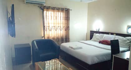 D'Czars Hotel & Suites