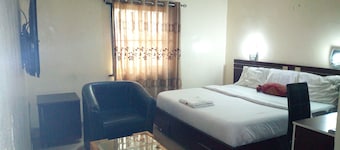 D'Czars Hotel & Suites