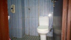 Luxury Room | Bathroom | Shower, rainfall showerhead, towels - D'Czars Hotel & Suites (Lagos)