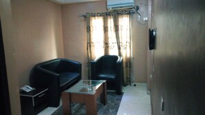 Premier Suite | Desk, free WiFi, bed sheets - D'Czars Hotel & Suites (Lagos)