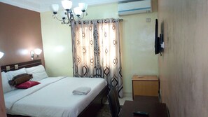 Premier Suite | Desk, free WiFi, bed sheets - D'Czars Hotel & Suites (Lagos)