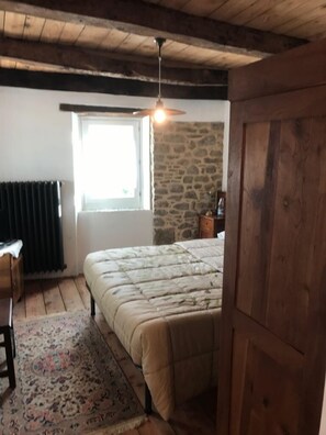 Desk, soundproofing, free WiFi, bed sheets - Ca' Morano (Pavullo nel Frignano)