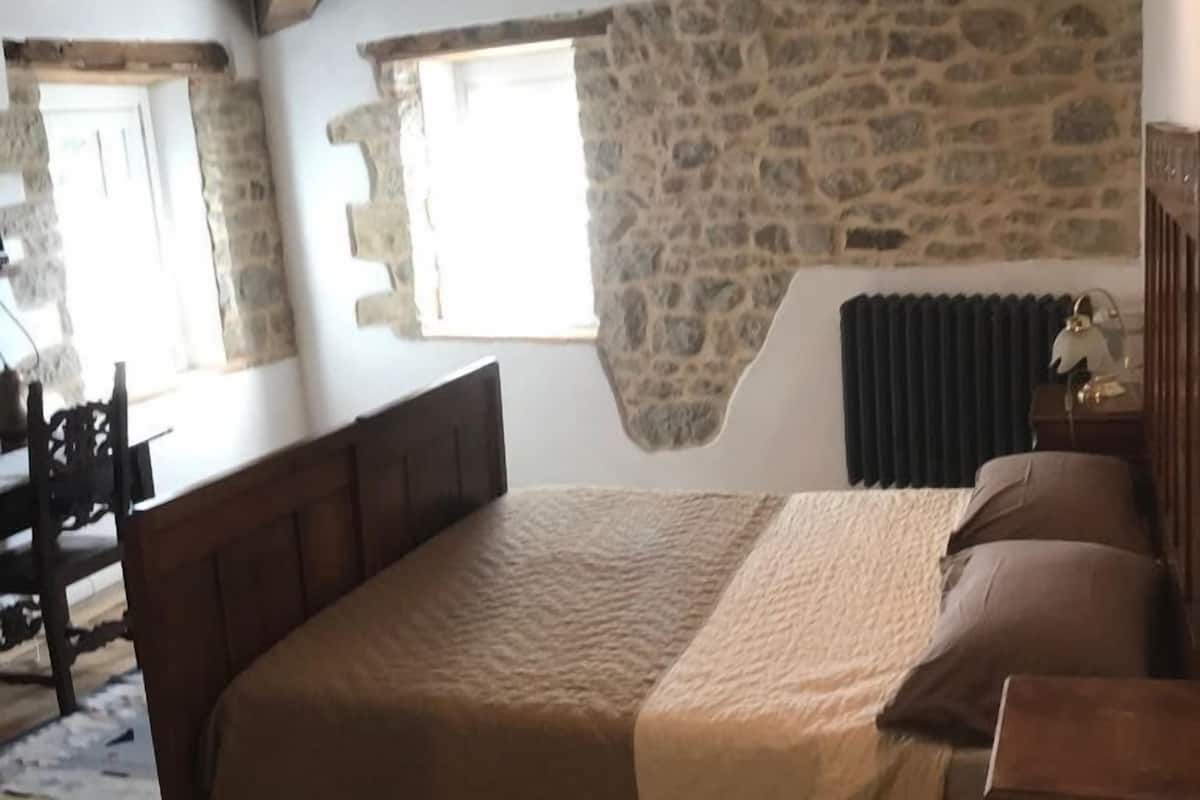 Desk, soundproofing, free WiFi, bed sheets