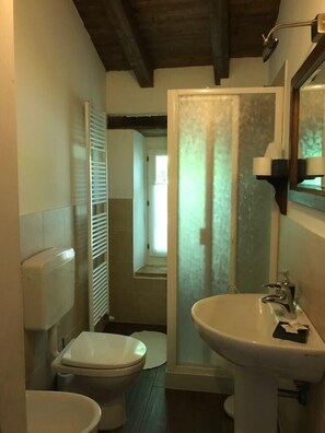 Douche, sèche-cheveux, bidet, serviettes fournies