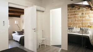 Une chambre à coucher avec un lit, une table de chevet et un radiateur blanc.