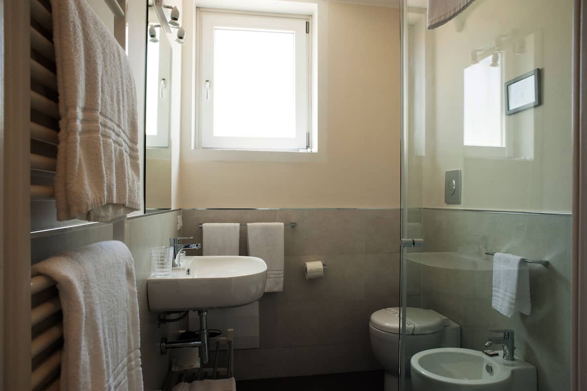 Chambre Double Confort | Salle de bain | Douche, bidet, serviettes fournies