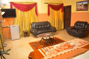 Basic Suite | Desk - Dikord Hotel and Events Centre (Abeokuta)