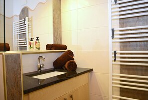 Grand Apartment (Longa) | Bathroom | Shower, hair dryer, slippers, towels - Denggnhof (Weisspriach)