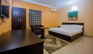 Deluxe Room, 1 Queen Bed, Non Smoking | In-room safe, free WiFi, bed sheets - Frankeyz Haven Suites (Abuja)