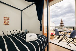 Driepersoonskamer (Mare) | Luxe beddengoed, een minibar, een bureau, een strijkplank/strijkijzer