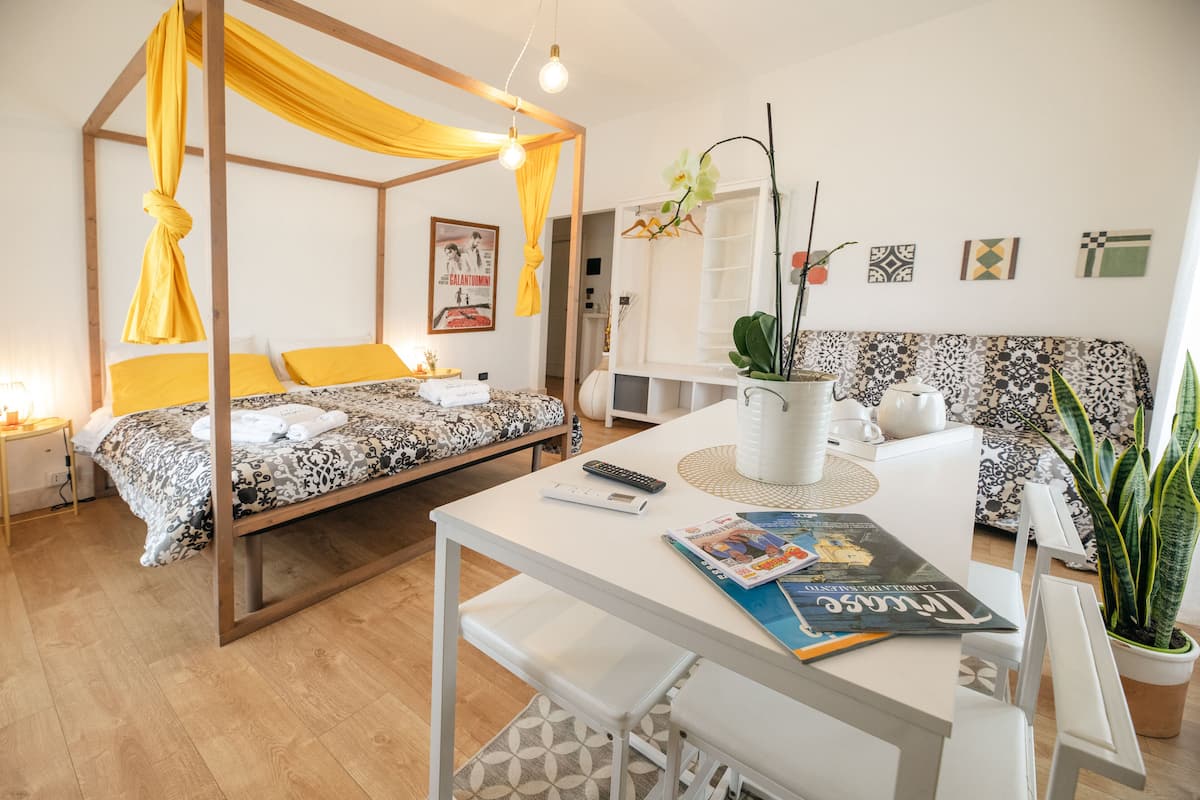Habitación cuádruple (Sole) | Ropa de cama de alta calidad, minibar y escritorio