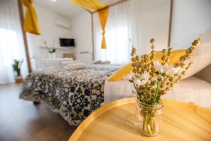 Vierpersoonskamer (Sole) | Luxe beddengoed, een minibar, een bureau, een strijkplank/strijkijzer
