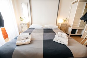 Vierpersoonskamer (Vento) | Luxe beddengoed, een minibar, een bureau, een strijkplank/strijkijzer