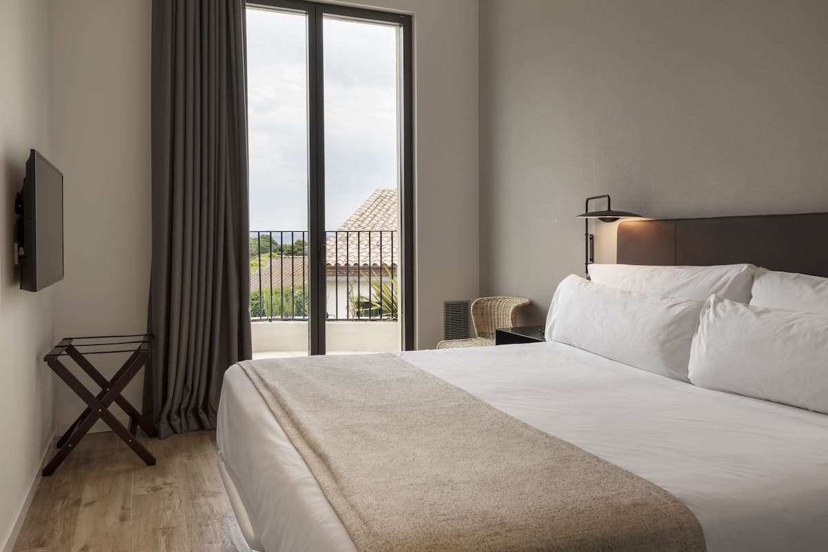 Egyptian cotton sheets, premium bedding, minibar, in-room safe