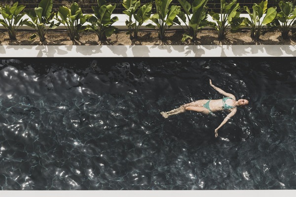 Piscina stagionale all'aperto, ombrelloni da piscina, lettini
