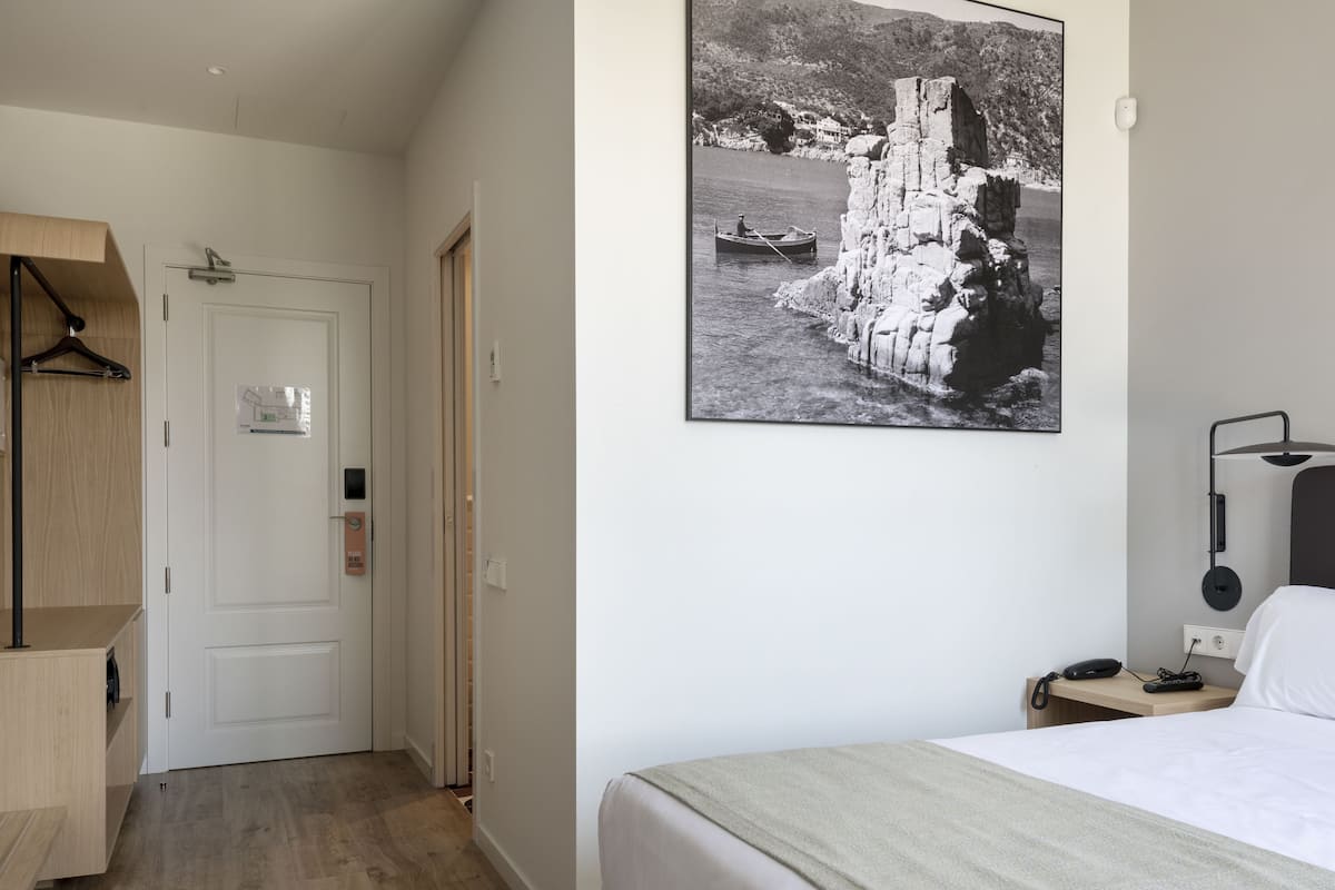 Egyptian cotton sheets, premium bedding, minibar, in-room safe