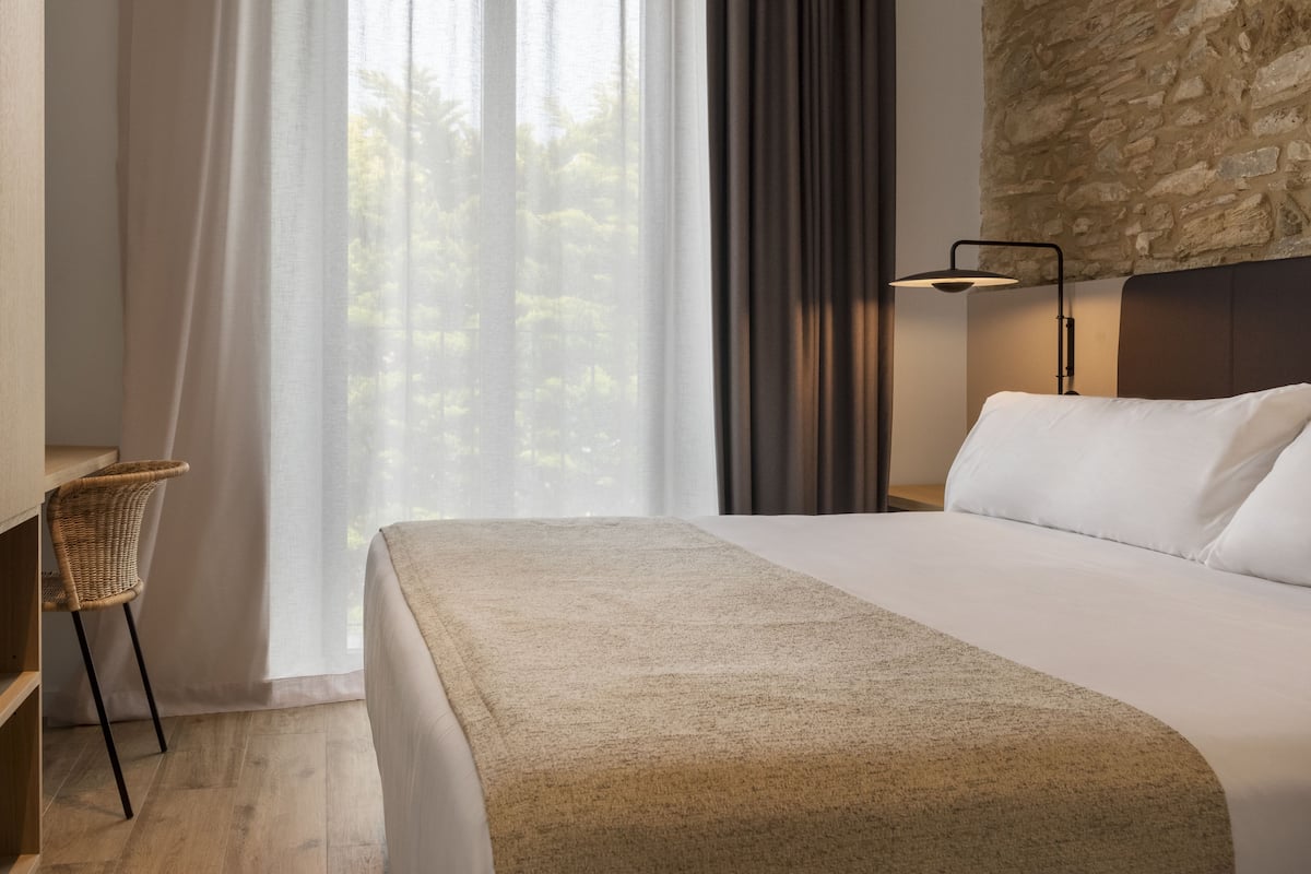Egyptian cotton sheets, premium bedding, minibar, in-room safe