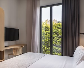 Phòng đôi Superior, ban công (Castle Side) | Bộ trải giường bằng vải cotton Ai Cập, bộ đồ giường cao cấp, minibar