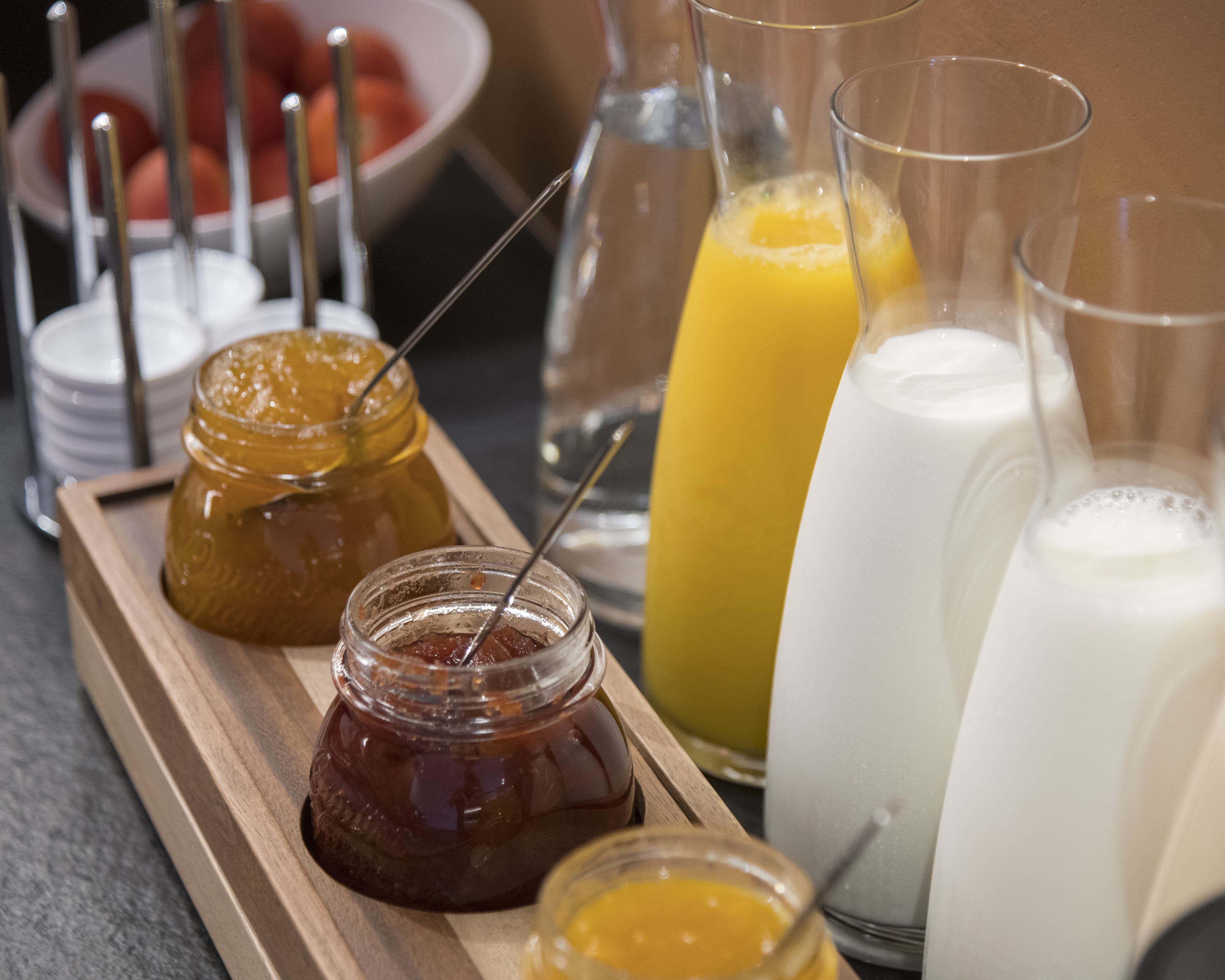 Un bufé de desayuno con diversas opciones de untables y bebidas.