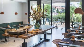 Bar Ă cocktails, vue sur la mer, ouvert certains jours