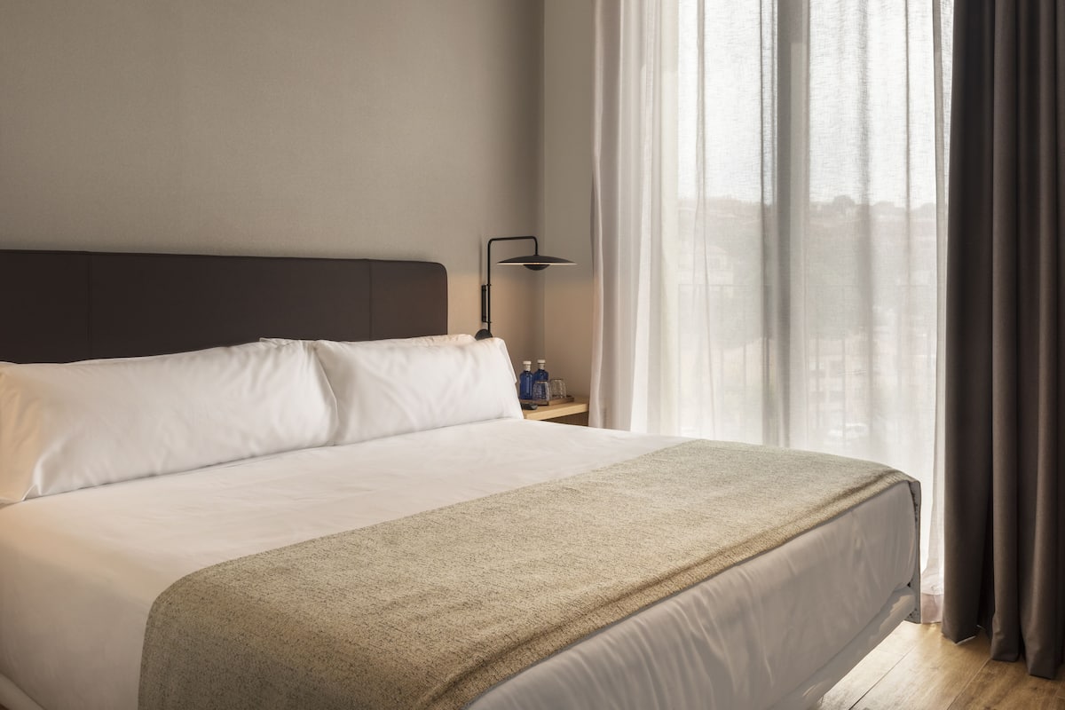 Egyptian cotton sheets, premium bedding, minibar, in-room safe