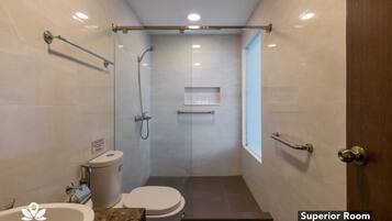 Shower, free toiletries, towels