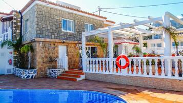Piscina a l'aire lliure i gandules