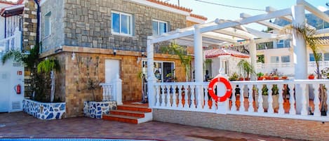 Piscine extérieure, chaises longues