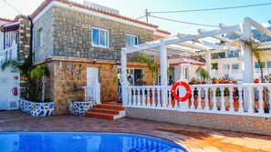 Outdoor pool, sun loungers - Hotel Casa Día y Noche (Calpe)