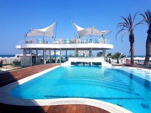 Innenpool, Außenpool (je nach Saison geöffnet), Liegestühle