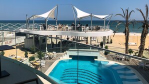 A pool area with a view of the beach and ocean. - White Tower Mamaia (Navodari)
