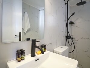 Hus - 2 soveværelser | Badeværelse | Bruser, designertoiletartikler, hårtørrer, hjemmesko