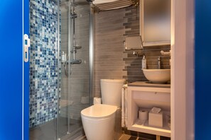 Habitación estándar | Baño | Ducha, artículos de higiene personal gratuitos y secador de pelo