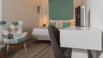 Una habitación de hotel moderna con cama, escritorio y silla.