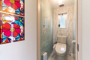 Separate bathtub and shower, deep-soaking bathtub, free toiletries