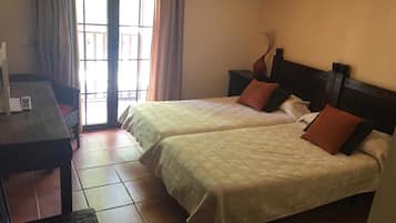 Kamar Twin, balkon | Ruang kerja ramah laptop dan tirai kedap cahaya